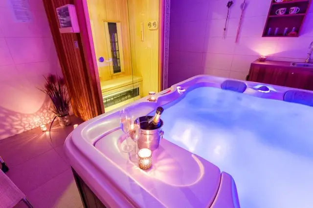 Villa Aina. Struttura pulita con ampie camere. La mia dotata di balcone. Possibilità di parcheggio gratuito. Buona la colazione con prodotti di qualità.