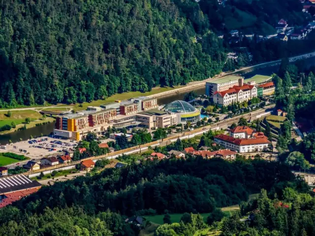 Hotel Zdravilisce - Thermana Lasko. Provvisto di un centro benessere e dalla connessione LAN gratuita, l'Hotel Zdravilišče Laško sorge in un parco tranquillo vicino al fiume Savinja, a 15 minuti a piedi dal centro di Laško.
