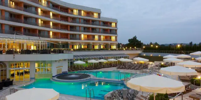Situato a Moravske Toplice, l'Hotel Livada Prestige - offre l'accesso illimitato allo spazioso Terme 3000 Spa Resort, dotato di 2 piscine coperte e 4 all'aperto e di una sala fitness, e sistemazioni climatizzate. In tutte le camere è disponibile la connessione internet via cavo.