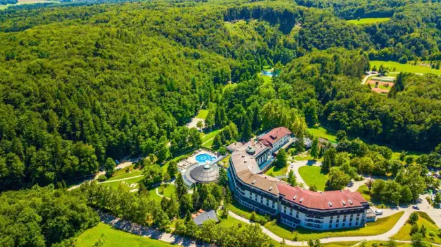 Situato a Šmarješke Toplice, a 42 km da Golf Club Grad Mokrice, Hotel Toplice - Terme Krka prevede una piscina all’aperto stagionale, un parcheggio privato gratuito, un centro fitness e un giardino.