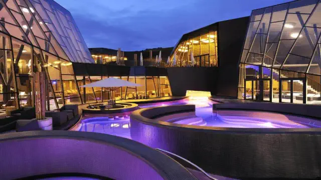 Collegato direttamente tramite un corridoio coperto al centro benessere Termalija e circondato da una natura lussureggiante, l'hotel Breza è un luogo comodo in cui soggiornare a Terme Olimia