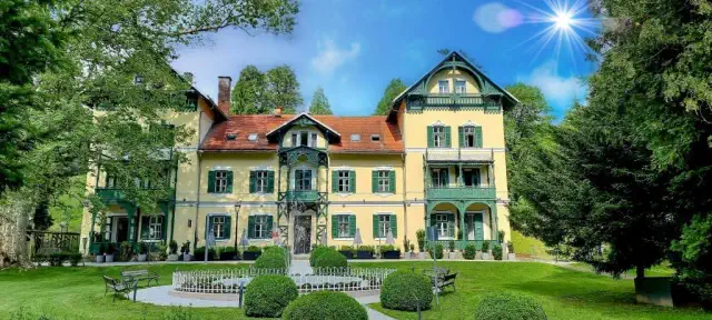 Hotel Švicarija - Terme Dobrna mette a disposizione una piscina all'aperto, un parcheggio privato gratuito, un centro fitness e un giardino.