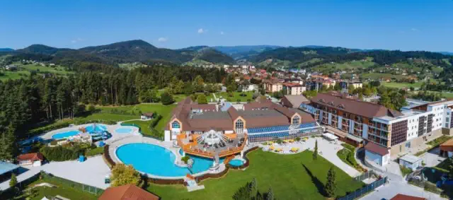 Situate ai piedi del monte Rogla, permettono di alternare sciate e bagni caldi.