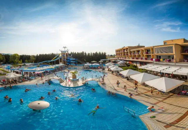 Terme Paradiso piscina interna ed esterna dettagli