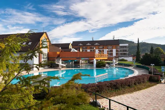 Situate vicino al monte Rogla, in una splendida area alpina. Le cure utilizzano anche la torba naturale del Pohorje.